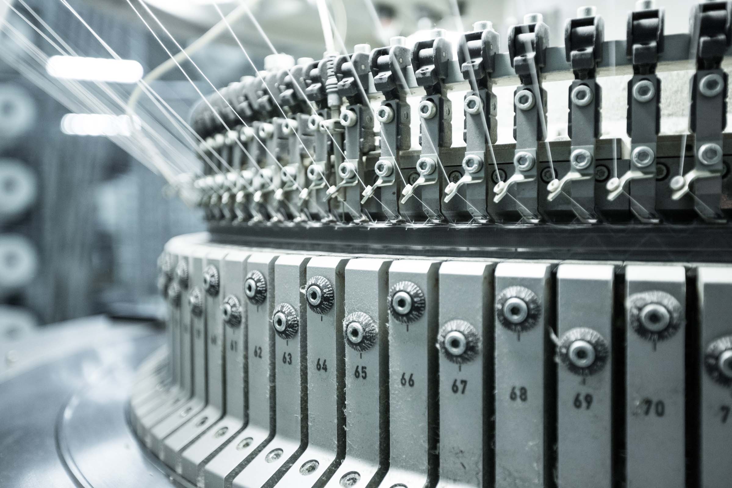 Spannbetttücher Produktionsmaschine.